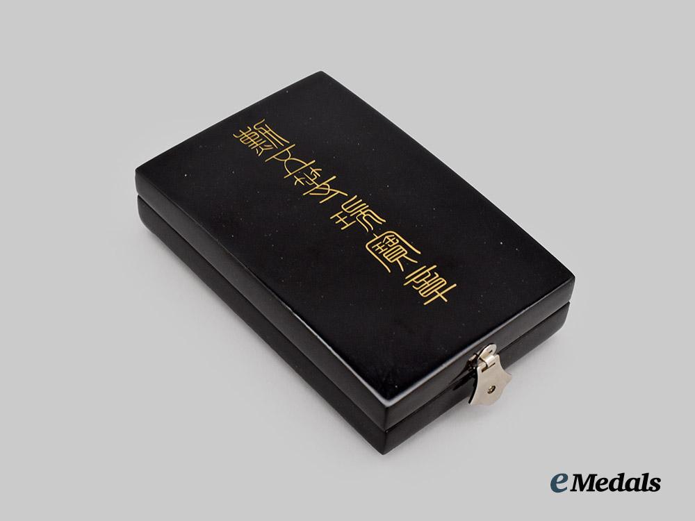 japan,_empire._an_order_of_the_sacred_treasure,_fifth_class_with_case___m_n_c9622