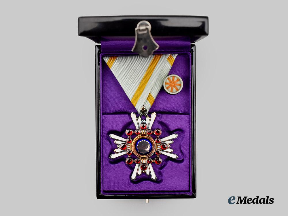 japan,_empire._an_order_of_the_sacred_treasure,_fifth_class_with_case___m_n_c9623