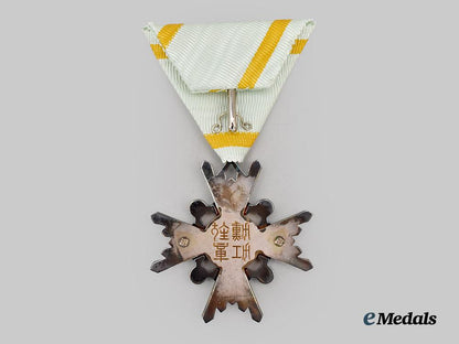 japan,_empire._an_order_of_the_sacred_treasure,_fifth_class_with_case___m_n_c9627