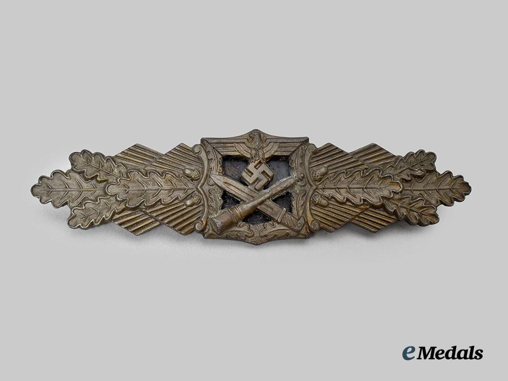 germany,_wehrmacht._a_close_combat_clasp,_bronze_grade,_by_arbeitsgemeinschaft_metall_und_kunststoff___m_n_c9631