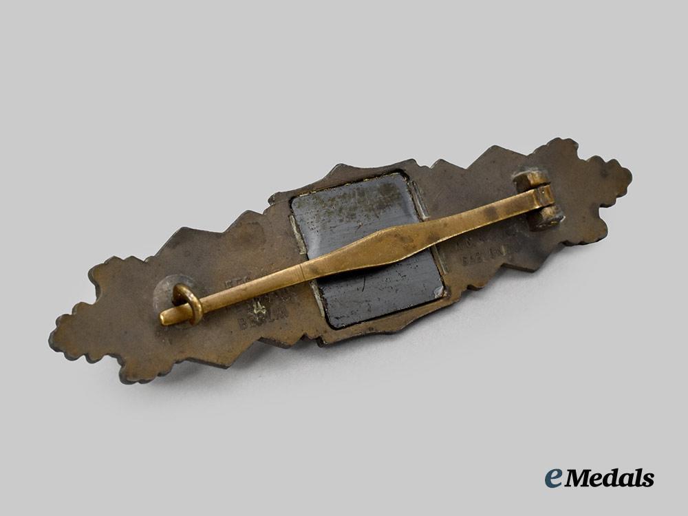 germany,_wehrmacht._a_close_combat_clasp,_bronze_grade,_by_arbeitsgemeinschaft_metall_und_kunststoff___m_n_c9634