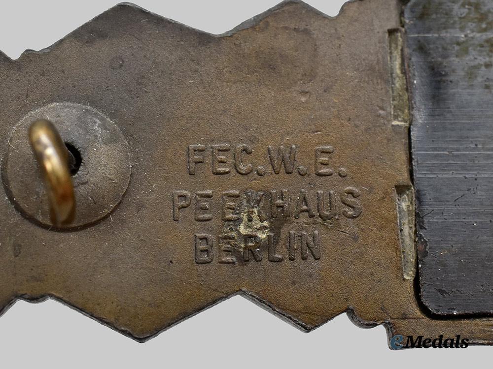 germany,_wehrmacht._a_close_combat_clasp,_bronze_grade,_by_arbeitsgemeinschaft_metall_und_kunststoff___m_n_c9636
