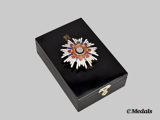 japan,_imperial._an_order_of_the_sacred_treasure,_i_class_breast_star_in_case___m_n_c9753