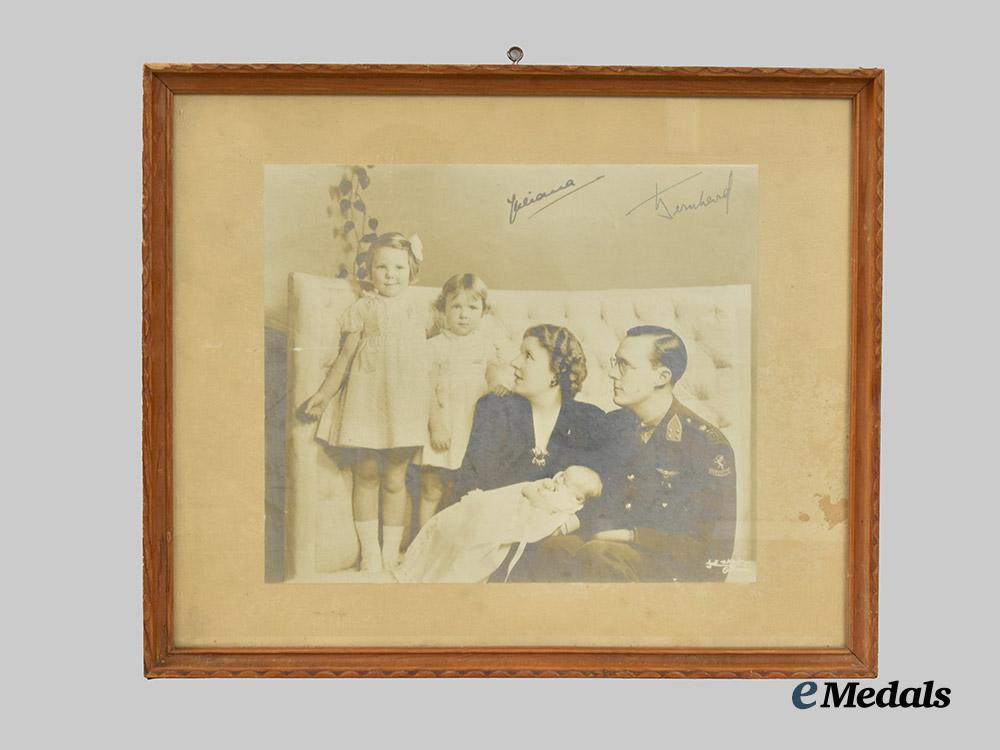 canada,_commonwealth._a_family_portrait_of_a_dutch_forces_soldier_in_canada___m_n_c9779