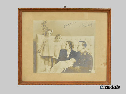 canada,_commonwealth._a_family_portrait_of_a_dutch_forces_soldier_in_canada___m_n_c9779
