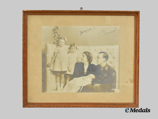 canada,_commonwealth._a_family_portrait_of_a_dutch_forces_soldier_in_canada___m_n_c9779