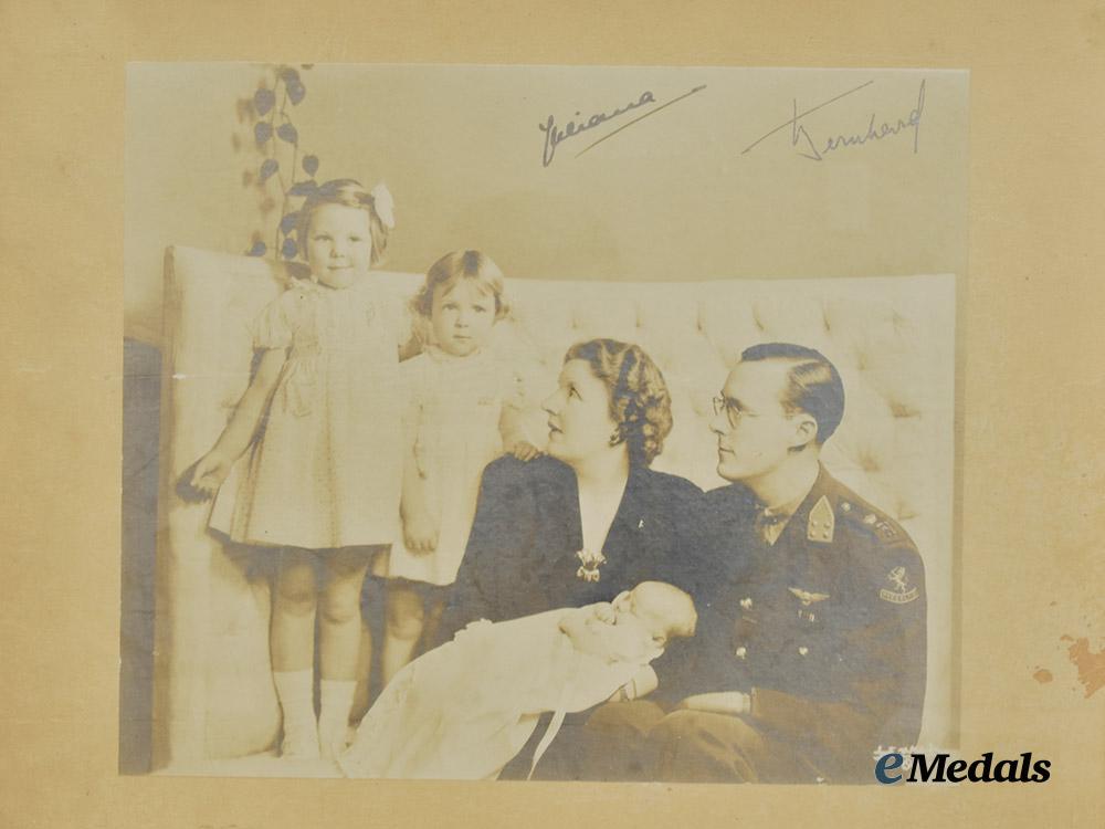 canada,_commonwealth._a_family_portrait_of_a_dutch_forces_soldier_in_canada___m_n_c9780