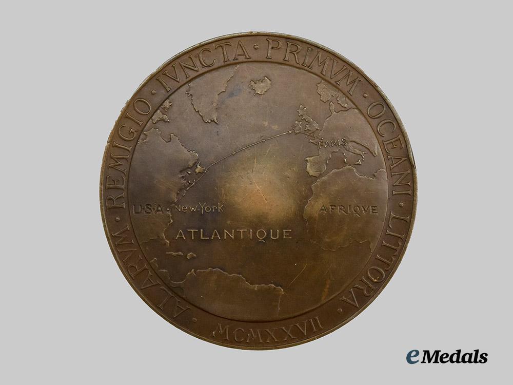 united_states._a_cased_charles_lindbergh_solo_atlantic_flight_table_medal,_c.1977___m_n_c9810