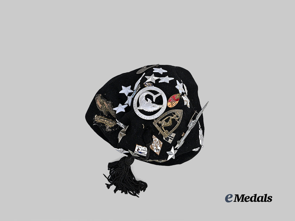 italy,_fascist_state._a_youth_g_i_l_fez_with_badges_and_pins_e_medals__e_u24899_7