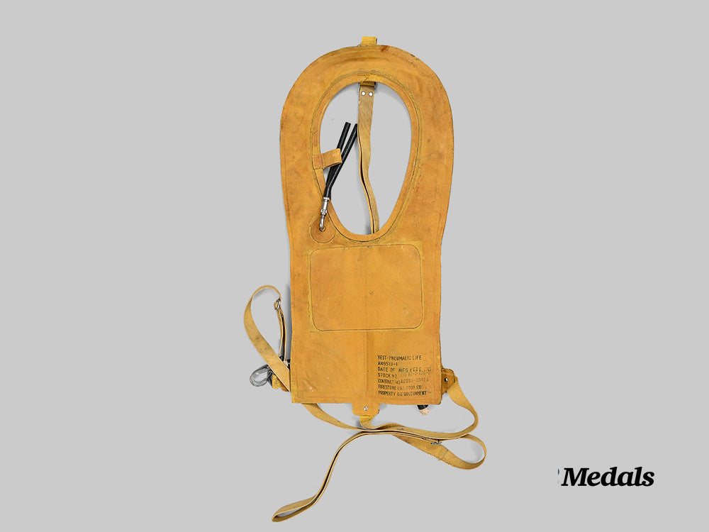 united_states._an_air_force“_mae_west”_pneumatic_life_preserver_vest,_c.1945_e_medals__w8597_3