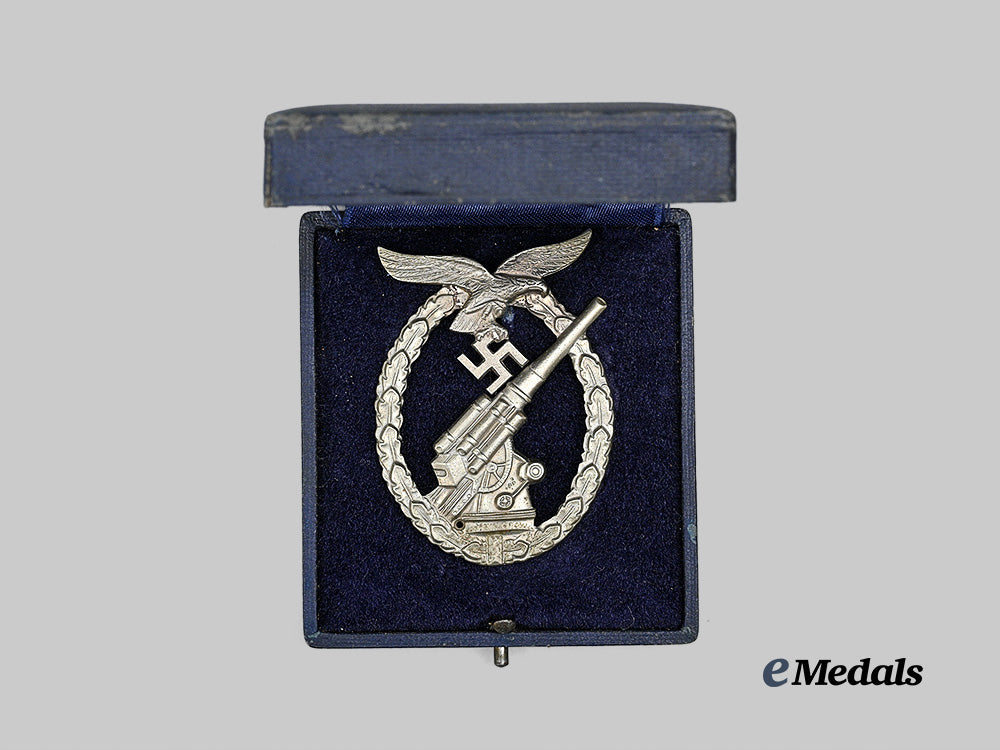 germany,_luftwaffe._a_flak_badge,_with_first_pattern_case,_by_gustav_brehmer_e_medals__g62687_3