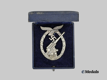 germany,_luftwaffe._a_flak_badge,_with_first_pattern_case,_by_gustav_brehmer_e_medals__g62687_3