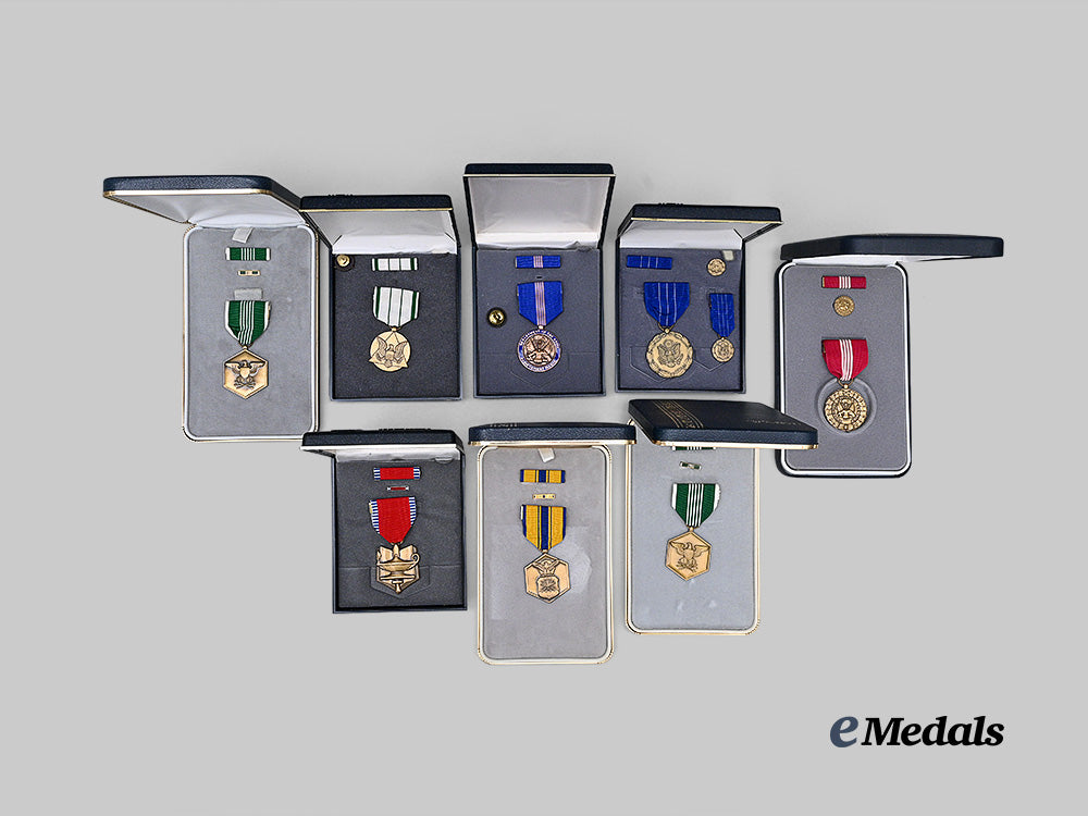 united_states._a_lot_of_cased_medals&_awards_e_medals__m0580-110_3
