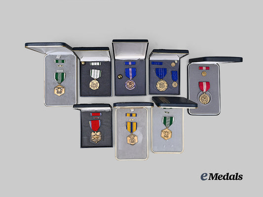 united_states._a_lot_of_cased_medals&_awards_e_medals__m0580-110_3