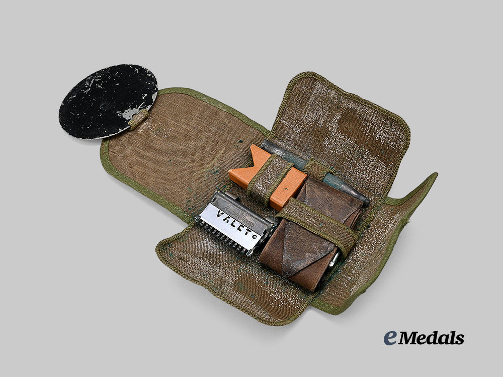 canada,_c_e_f._a_military_issue_autostrop_shaving_kit,_c.1916_e_medals__c7629_4