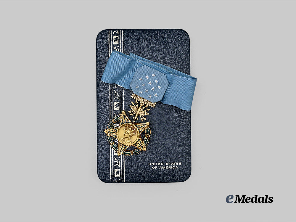 united_states._an_air_force_medal_of_honor_in_case_of_issue_e_medals__w8656_4