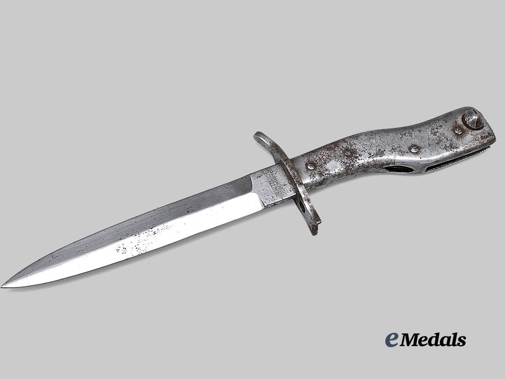 germany,_imperial._a_crank_handle_combination_bayonet_and_fighting_knife,_by_deutsche_maschinenfabrik_a_g_e_medals__g62705_5