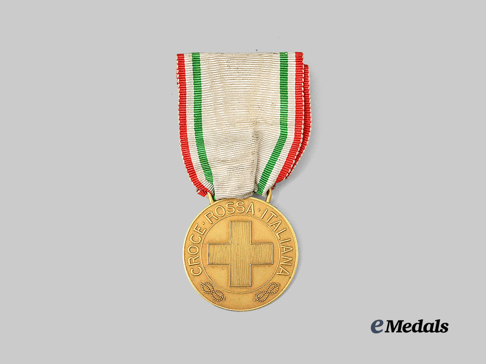 italy,_kingdom._an_extremely_rare_red_cross_merit_medal,_in_gold_e_medals__e_u15584_5
