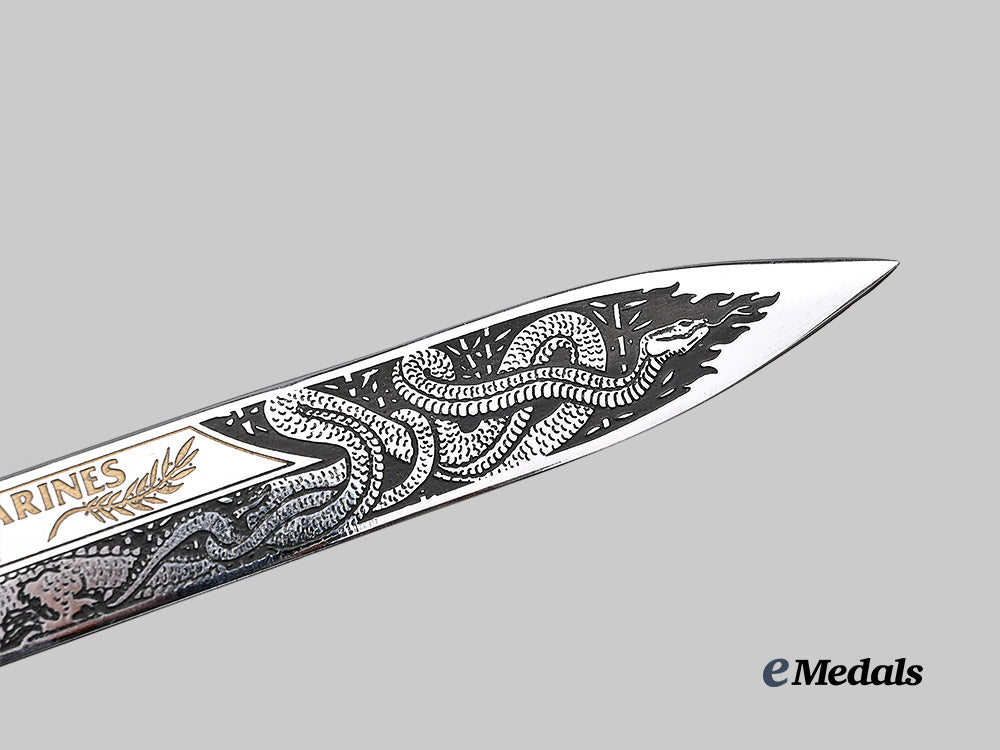 united_states._a_u._s_marines_vietnam_commemorative_bayonet_of_honour,_in_case_e_medals__w8471_13