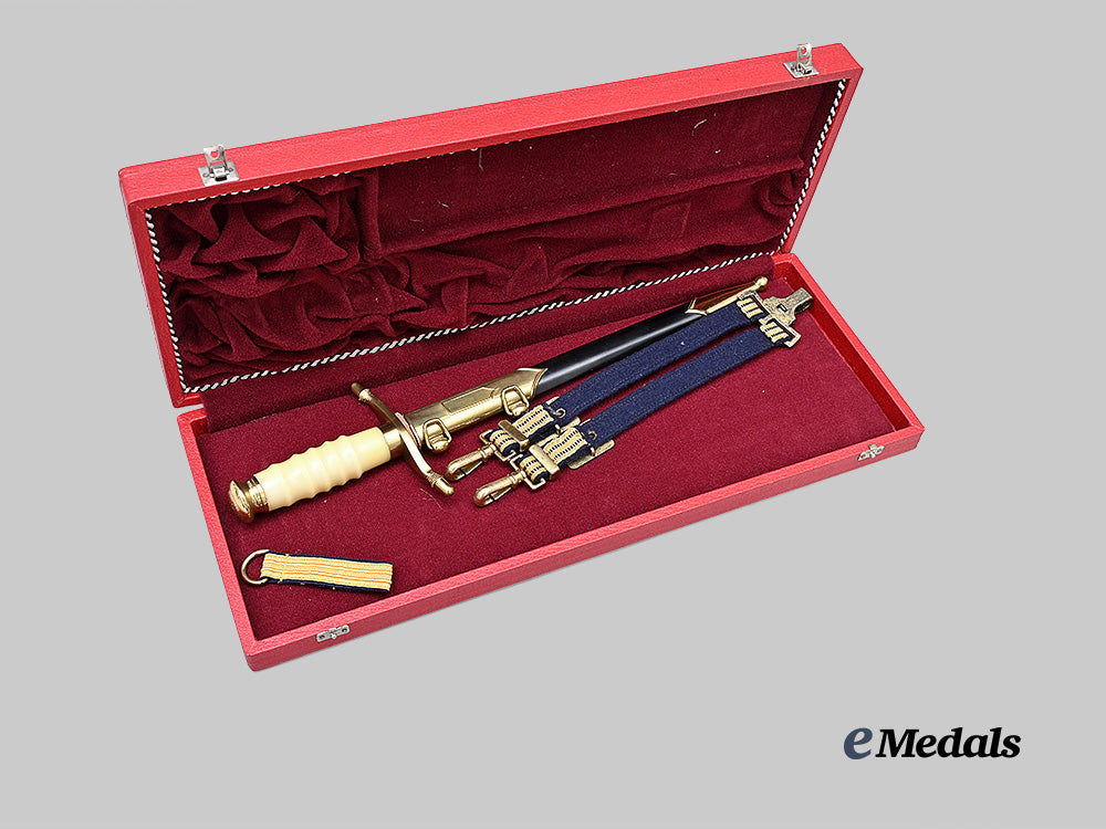 germany,_d_d_r._a_volksmarine_admiral’s_dagger,_with_hanger_and_case_e_medals__g62768_3
