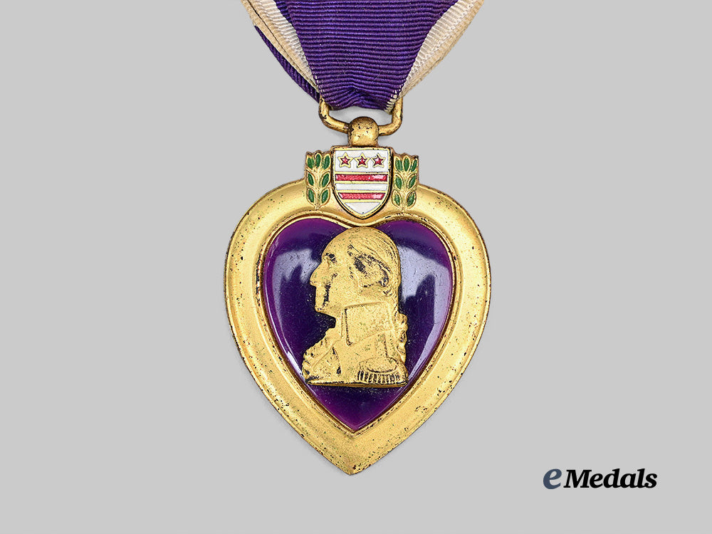 united_states._a_purple_heart_in_case,_numbered_e_medals__w8504_5