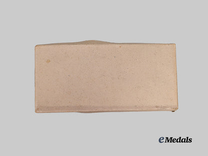 germany,_wehrmacht._a_factory_issue_box_for_panzer_assault_badges,_by_hermann_aurich_e_medals__g62927_2
