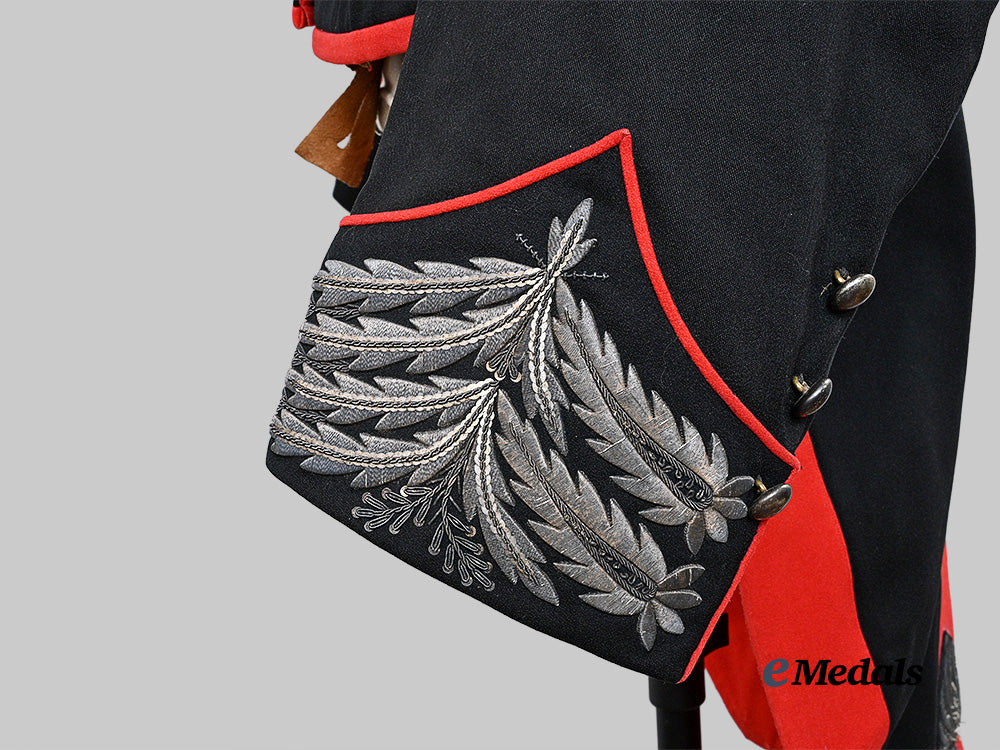 italy,_kingdom._a_ceremonial_coatee_of_the_italian_arma_dei_carabinieri,_c.1914_e_medals__e_u24692_10