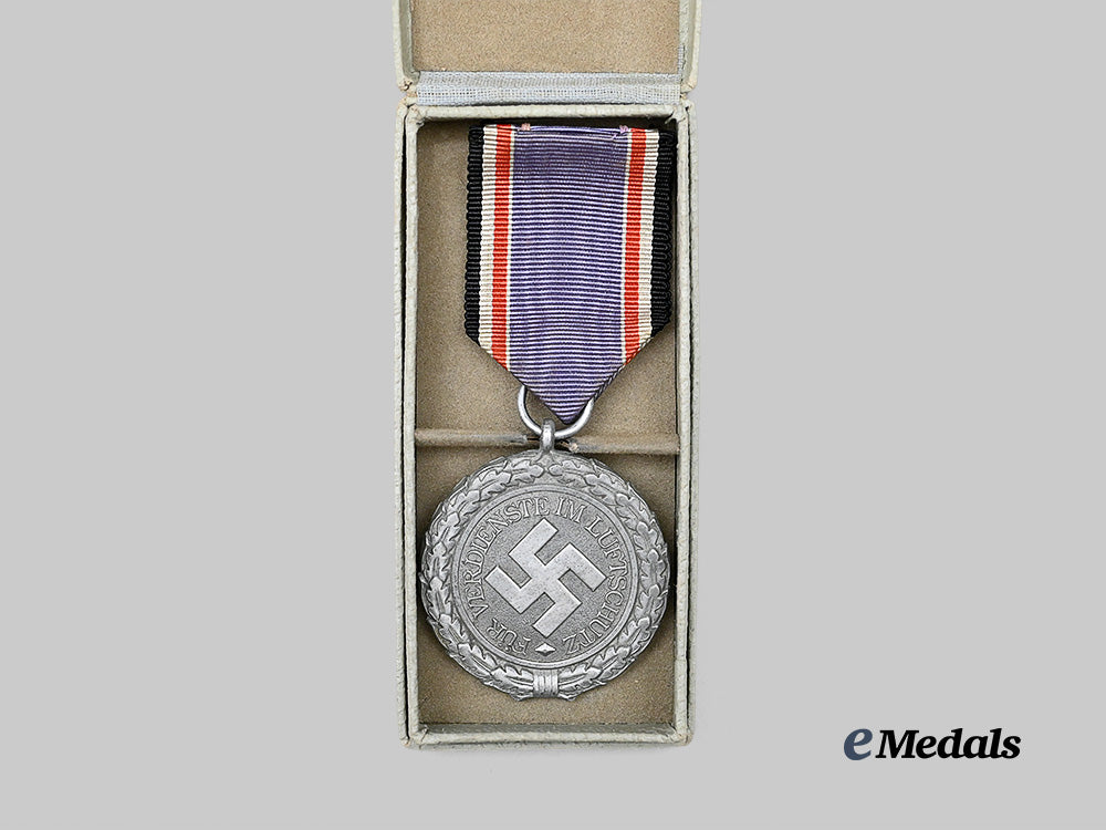 germany,_third_reich._an_air_defence_honour_decoration,_i_i_class_medal,_with_case_e_medals__g61764_3