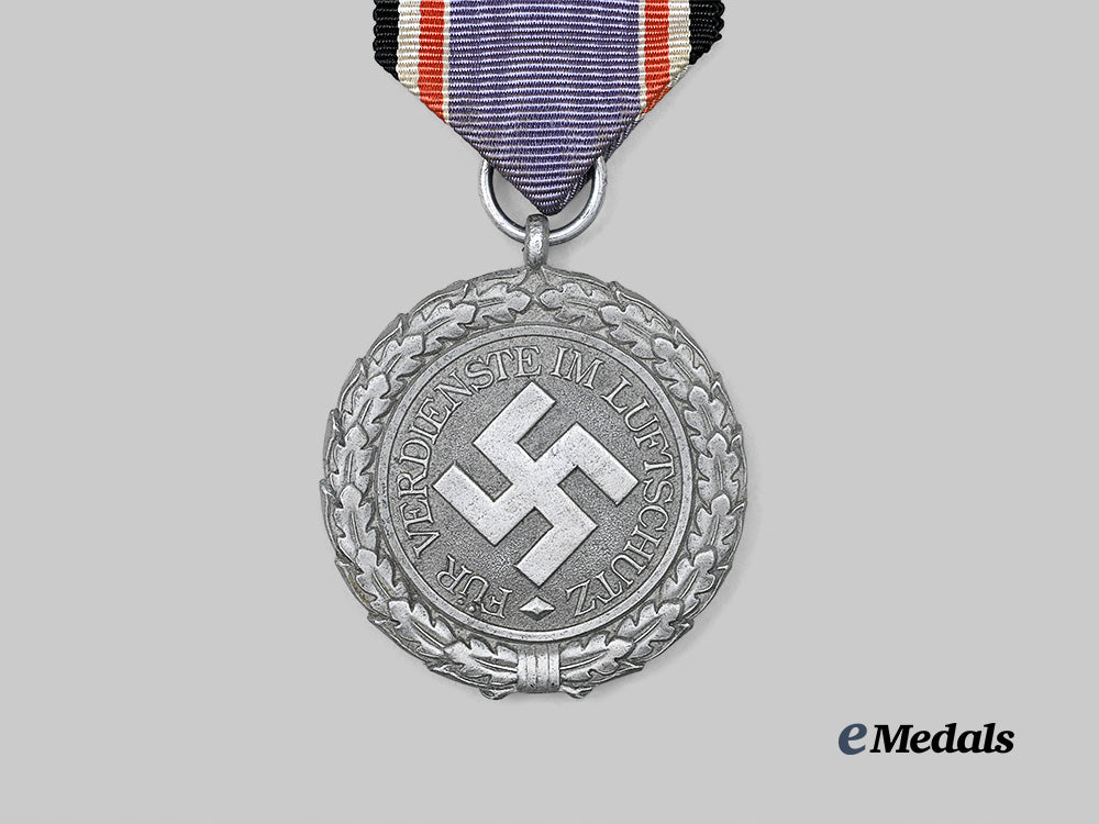 germany,_third_reich._an_air_defence_honour_decoration,_i_i_class_medal,_with_case_e_medals__g61764_6
