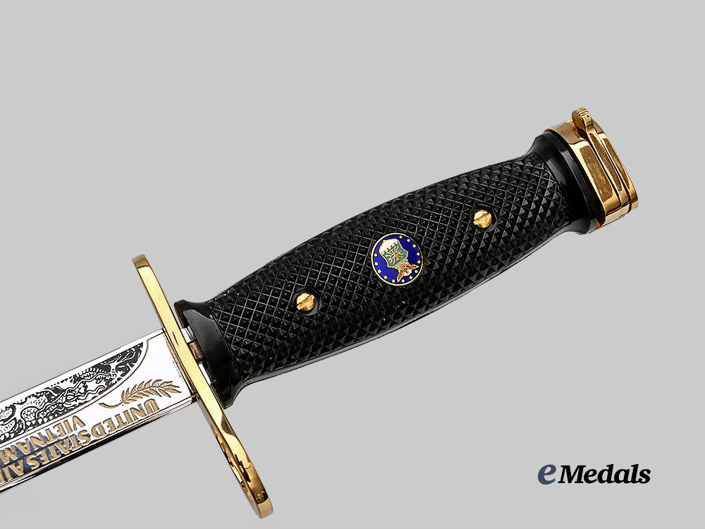united_states._a_u._s_army_vietnam_commemorative_bayonet_of_honour,_in_case_e_medals__w8470_9