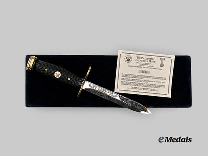 united_states._a_u._s_navy_vietnam_commemorative_bayonet_of_honour,_in_case_e_medals__w8472_4