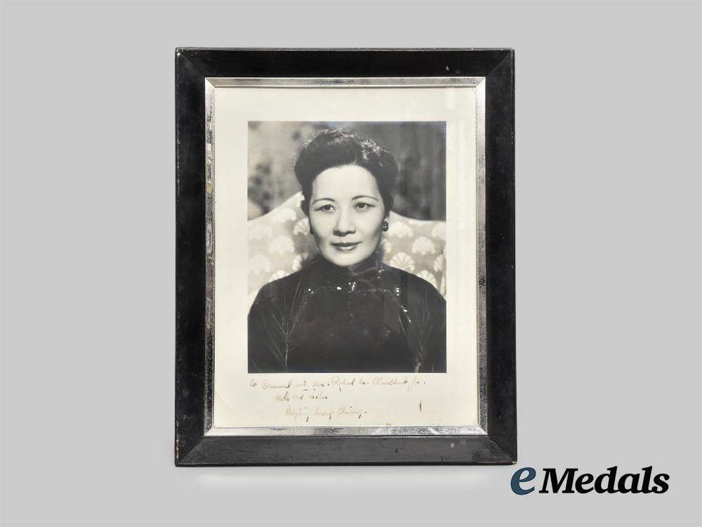 china,_republic._a_pair_of_rare_signed_photographs_of_president_of_the_republic_of_china_chiang_kai_shek_and_first_lady_soong_mei-_ling__w80007a