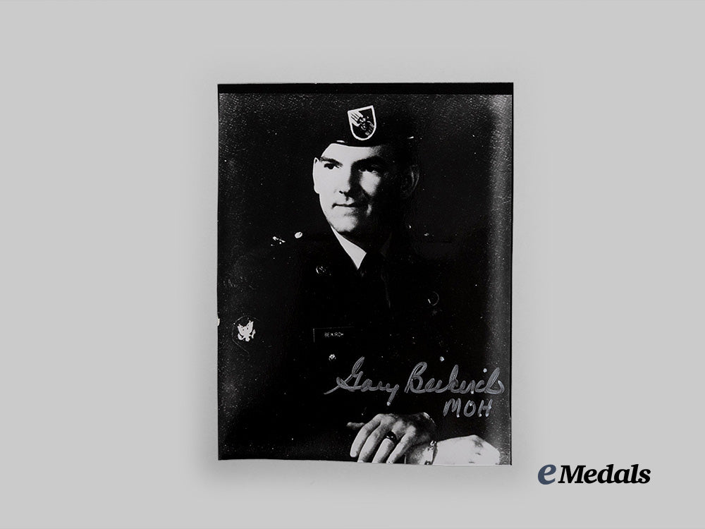 united_states._a_signed_photograph_of_congressional_medal_of_honor_recipient,1st_special_forces,_u_s_a_e_medals__w8675_3