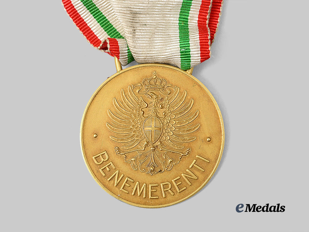 italy,_kingdom._an_extremely_rare_red_cross_merit_medal,_in_gold_e_medals__e_u15584_8