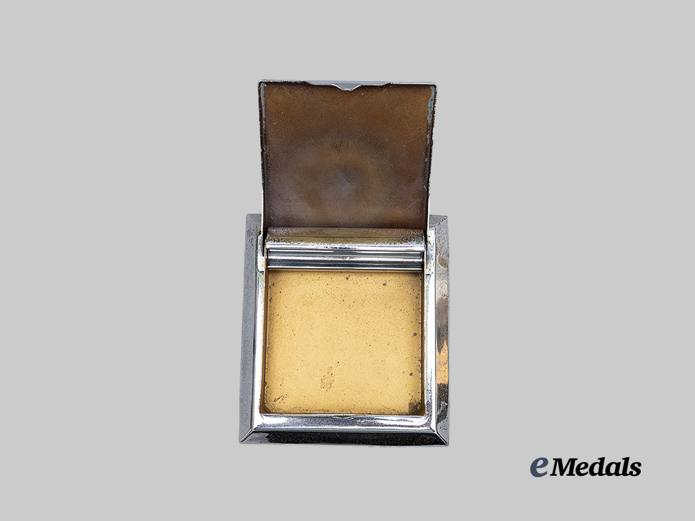 germany,_third_reich._a_patriotic_tabletop_cigarette_case_e_medals__g62836_4