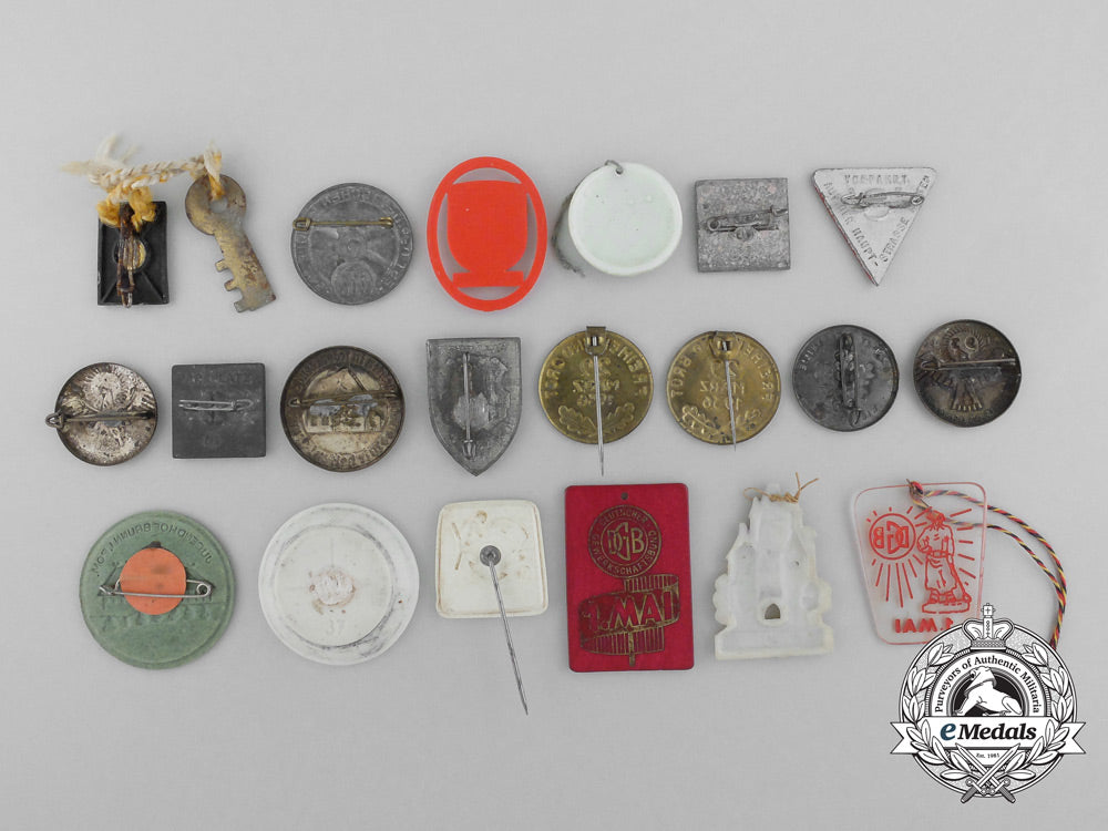 germany,_third_reich._a_lot_of_twenty_two_period_tinnies_and_badges_a_0106_1_1