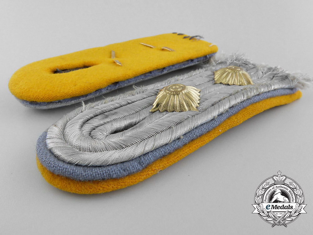 a_set_of_flight_reserve_personnel_hauptmann(_captain)_shoulder_board_pair_a_0212_1