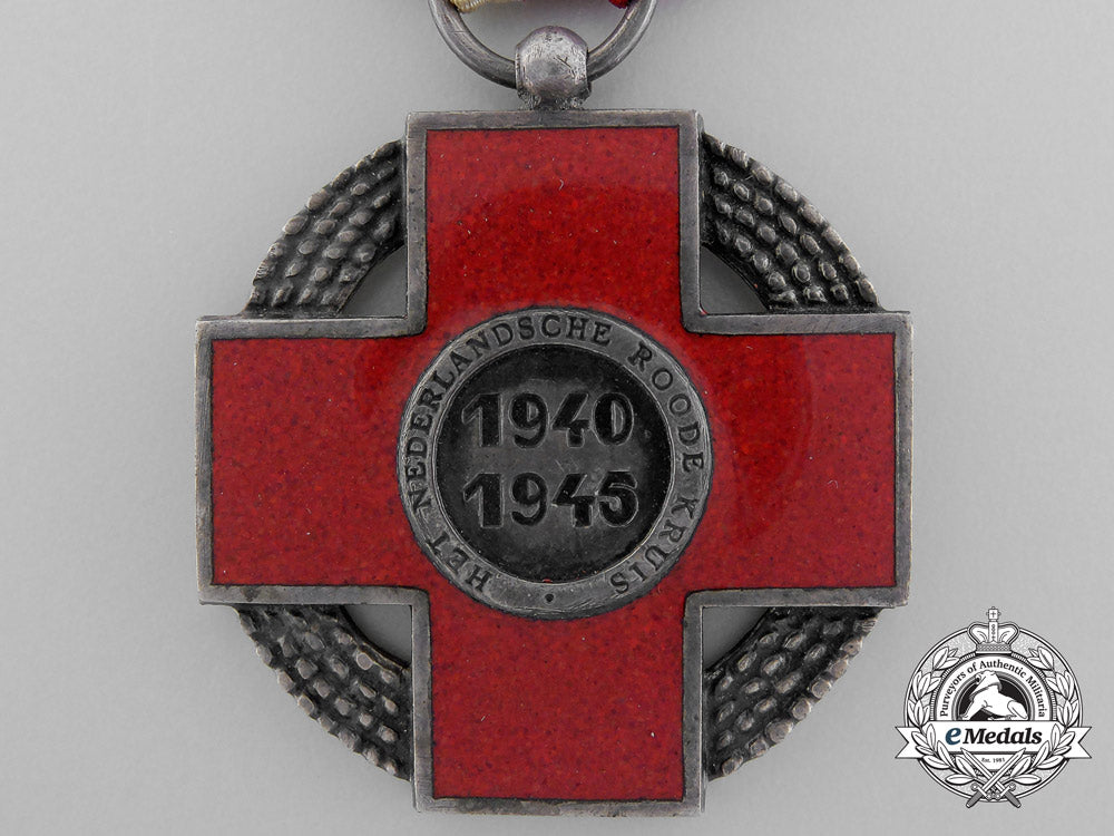 the_netherlands._a1940-45_red_cross_decoration_a_6779_1