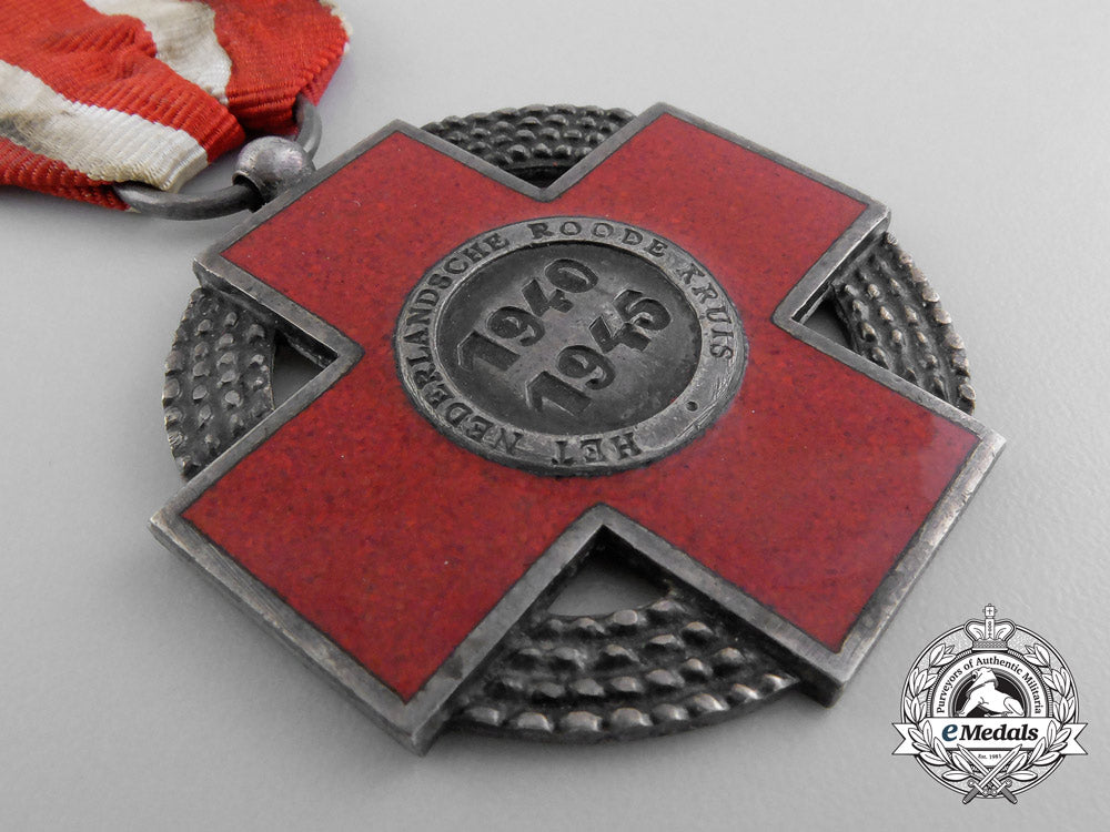 the_netherlands._a1940-45_red_cross_decoration_a_6781_1