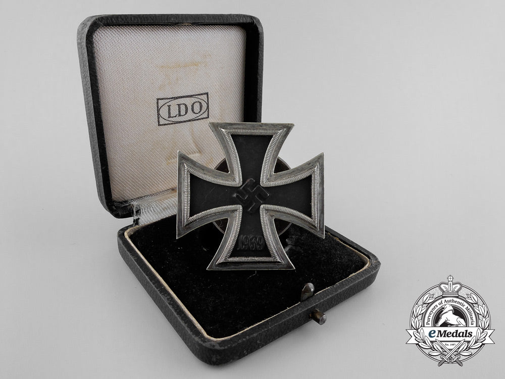 an_iron_cross1_st_cl.1939_by_meybauer;_screwback_type_with_case_of_issue_a_6951