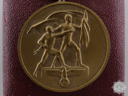 a_commemorative_medal_october1_st1938_with_prague_bar&_case_a_commemorative__54e783cde271e