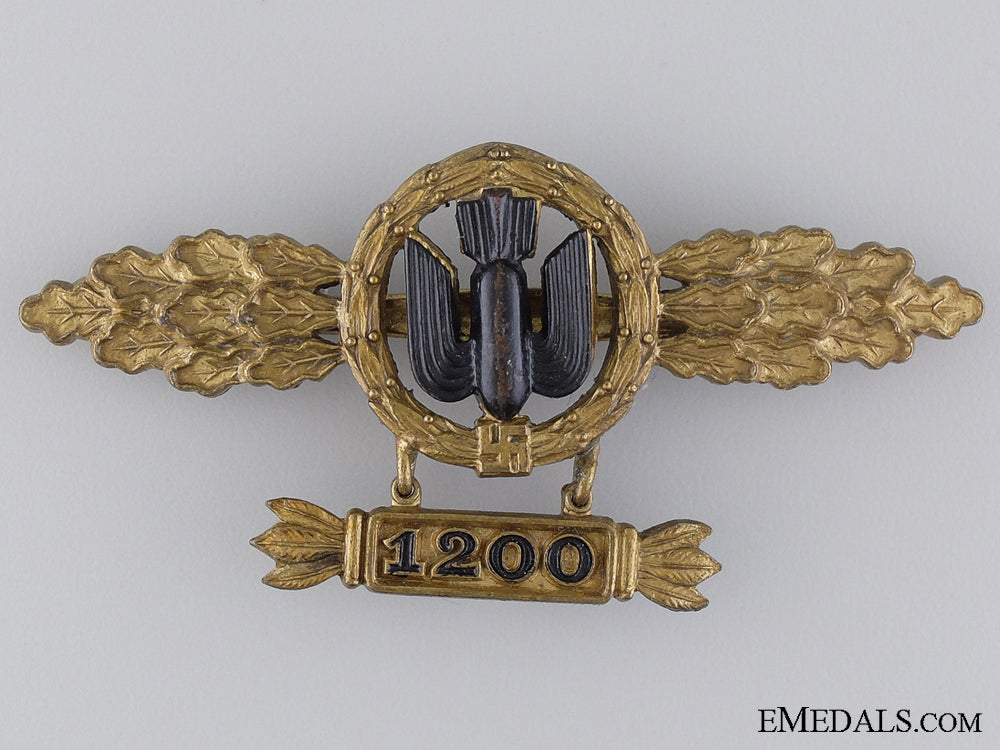 a_gold_bomber_pilot’s_clasp_with1200_hanger_by_m._kunststoff,_gablonz_a_gold_bomber_pi_53f8a3716035d