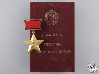russia,_soviet_union._a_hero_of_socialist_labour_in_gold_with_case_a_hero_of_social_552932907a1a4_1