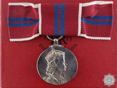 A Ladies 1953 Qeii Coronation Medal With Case