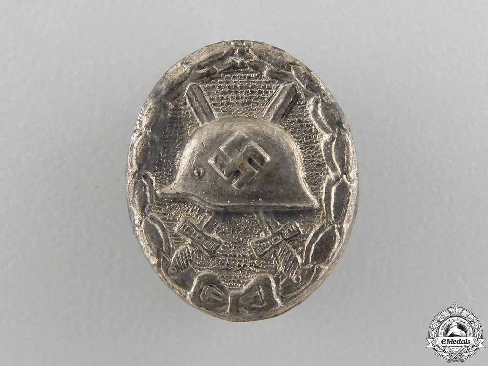 a_miniature_silver_grade_wound_badge_a_miniature_silv_557860fda3e1c