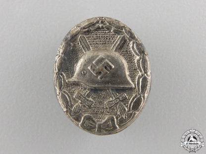 a_miniature_silver_grade_wound_badge_a_miniature_silv_557860fda3e1c