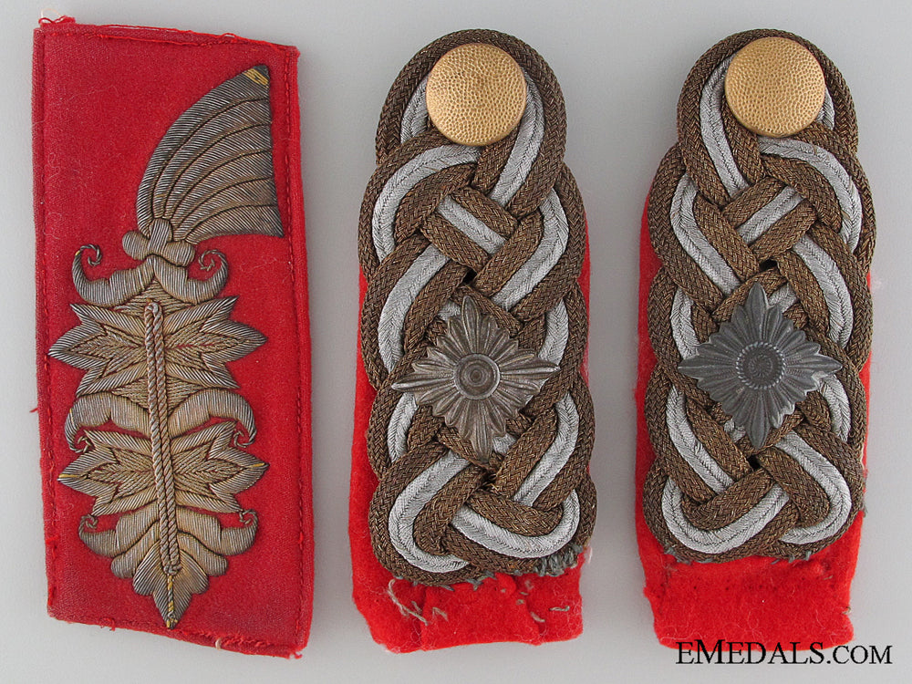 a_pair_of_generalleutnant’s_shoulder_boards_with_a_single_collar_tab_a_pair_of_genera_53440da71b94d