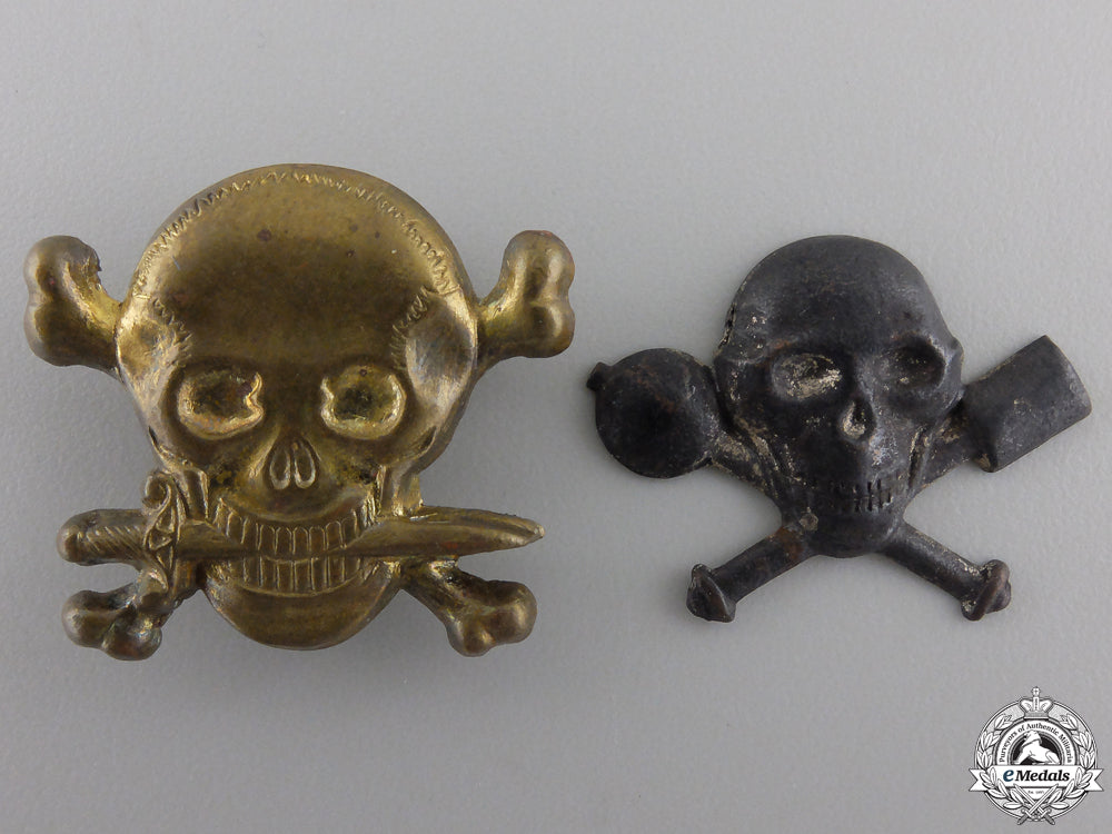 italy._two_ww2_period_cap_badges_a_set_of_italian_5543b84504239