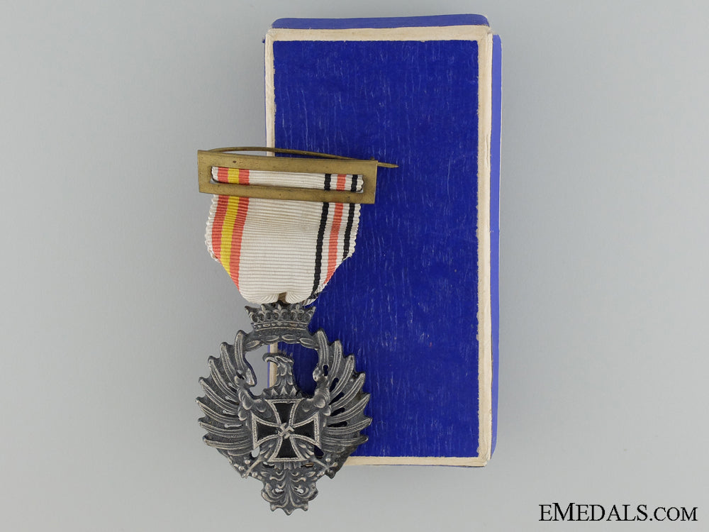 a_spanish_blue_division_medal_in_case_of_issue_a_spanish_blue_d_5390c015aa9d7