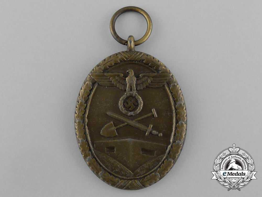 a_german_defence_wall(_west_wall)_medal_with_e._f._wiedmann_of_frankfurt_aa_0913